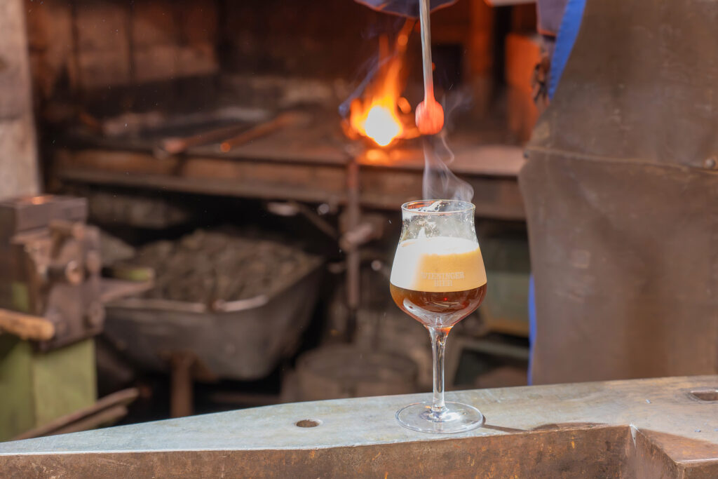 Stachelbier auf Amboss
